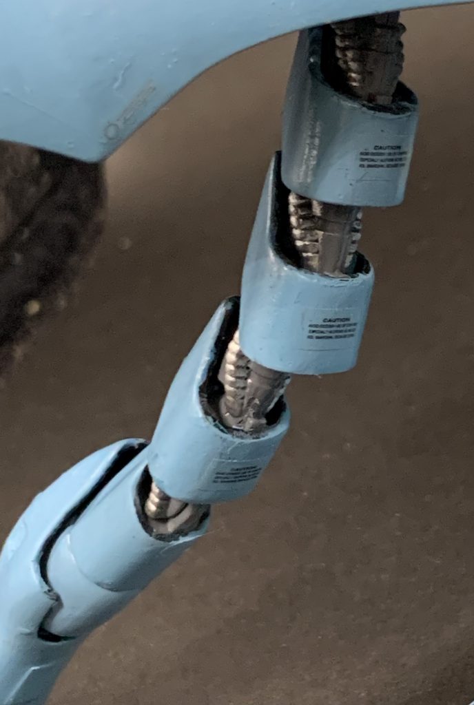 腕の裏にもコーション貼りつけとります。これ、実はガンダム4号機の奴です。実は今回、コーションデカールは連邦かジオンがエウーゴかティターンズかわかったもんじゃない。結構色が難しい色だったので、ムラとか目立っちゃってあまりいい出来にはならなかったかな。次はもっと綺麗に作りましょう