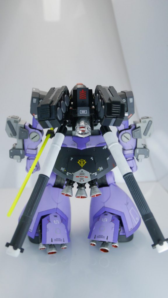 バックパックはベースはスクラッチし、ファンネルとタンクをビルダーズパーツで追加。大型のバーニアも追加し、推進力を強化しました。