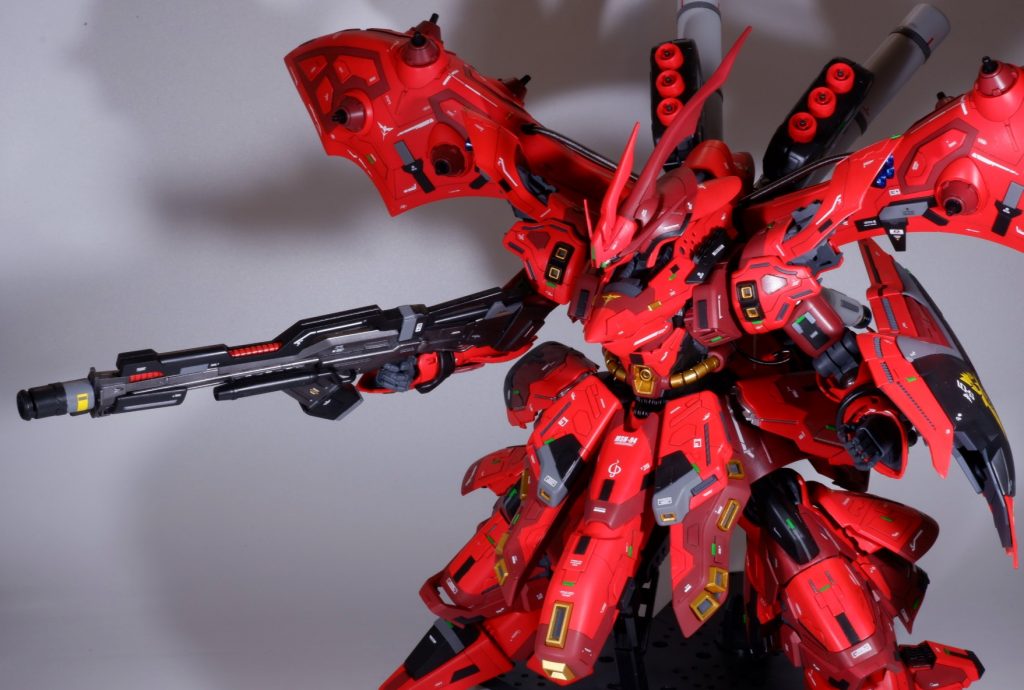 武装紹介を行います。大型メガ・ビームライフルナイチンゲールのライフルをベースにサザビーのライフルパーツをミキシングして作成しました。銃口も大きくしてより強力感を出しました。