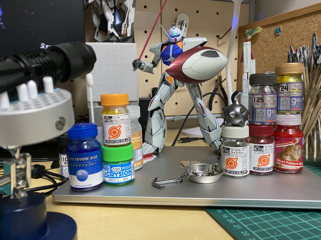 色はこんなのを使いました。パール系でグラデ塗装をしてみました。質感がすごく良いです。パールの粉（MGパール）も一部使っています。