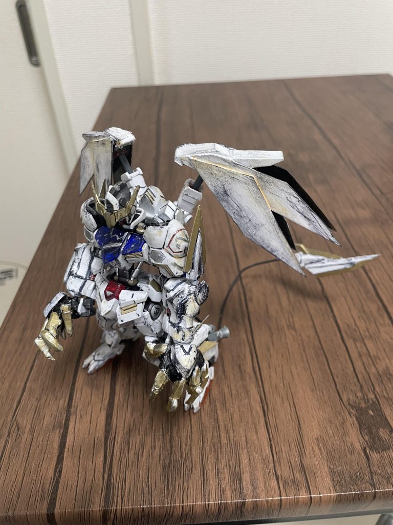 そんでもって名前の由来になったバックパックの羽!「アウェスユニット」空飛べたら強いじゃん?カッコいいじゃん?の設計思想の元、鉄血の機体は重機感があるとカッコよくなると思ったので、ウイングの見た目や構造はシンプルにしました!