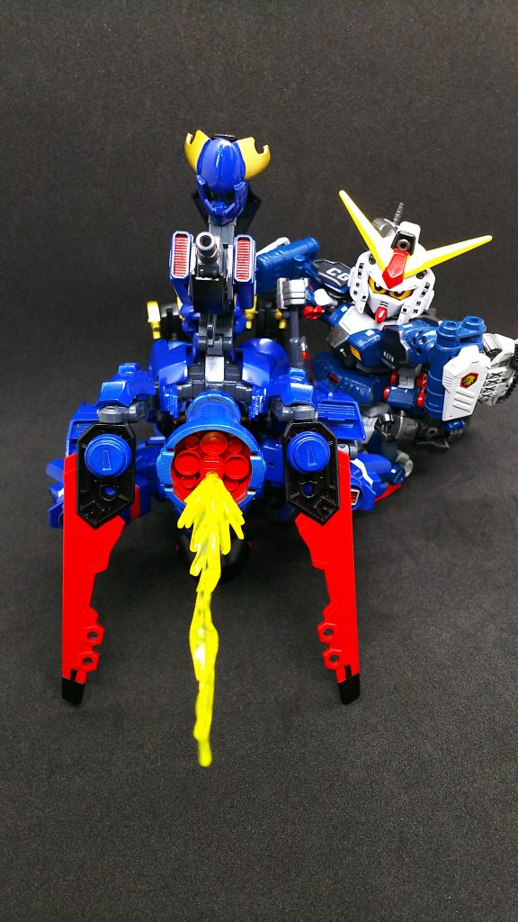 第六形態、キャノンザクモード。ザクキャノンではありませんよ？キャノンザクです。発射レバーは左右どちらでも付け替え出来ます。キャノン中心には３ミリジョイントを設けているのでエフェクトパーツを装着することが出来ます。色の違うガンダムをあと四体位並べてみたくなる形態ですね！