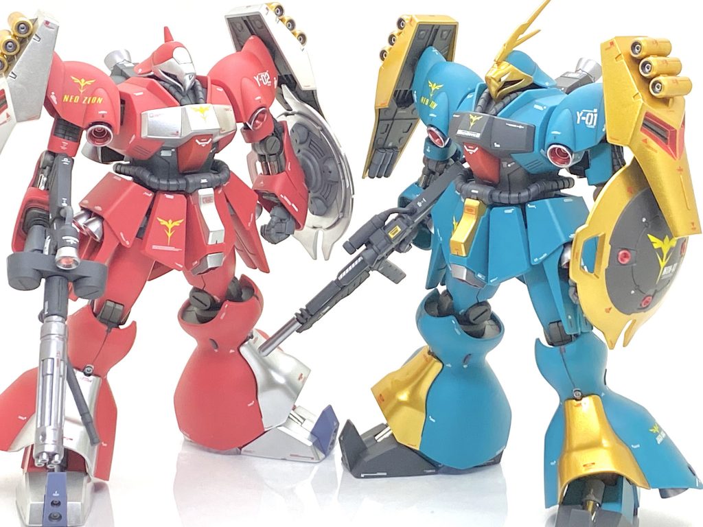 先に作りましたギュネイ機と。なるべく同じ位置、デザインのデカールを貼っていますから統一感はあると思います。