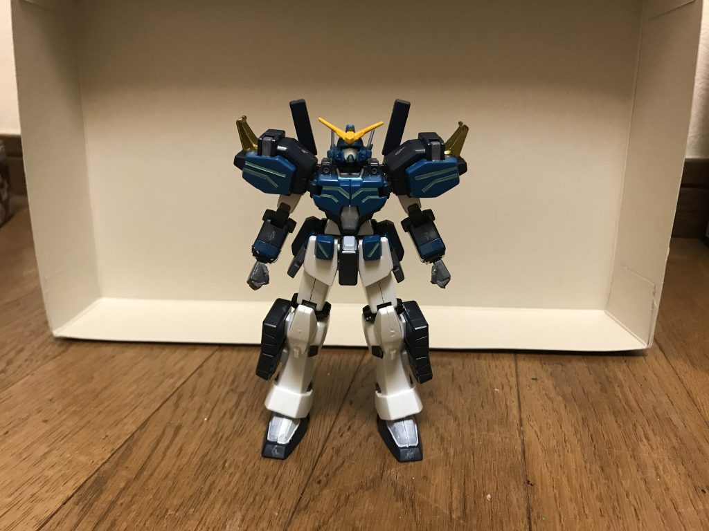 機体名:ガンダムヘビーアームズカスタム全高:16.7m重量:14.2tチームプリズムによって、強化改修が施されたガンダムヘビーアームズの改修機。全身に装備された火器と重装甲、暗青緑のカラーリングが特徴。