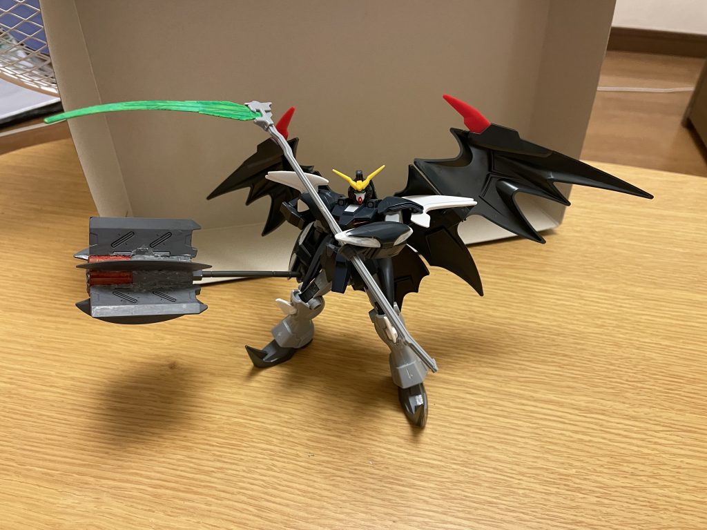 基本的には相互互換として、事前に換装して使い分けているが、その気になればハイパービームサイズとの併用・両手持ちも可能。ただし、デストロイランチャー自体がかなり重く、機体の重心バランスが崩れやすい。