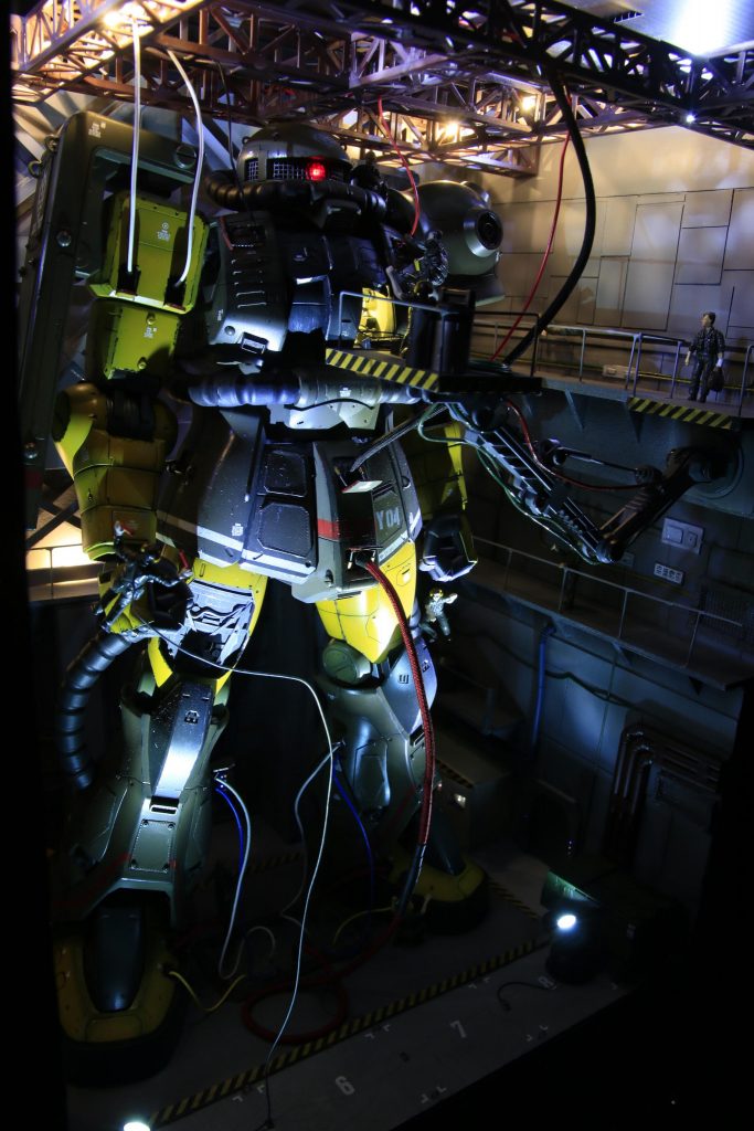 反対側の壁面は整備デッキや2段に分けれたキャットウォークなどを配置。