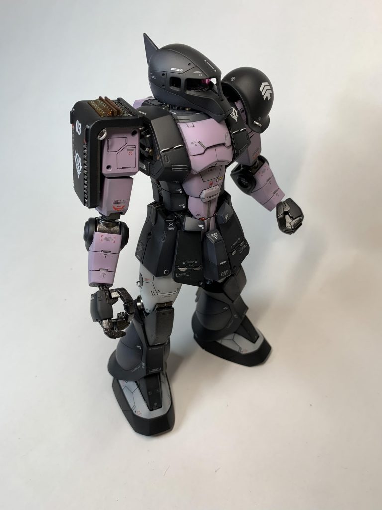 右肩は寂しい印象だったので、余剰パーツパーツでハーフサイズのシールドをプラバン工作。