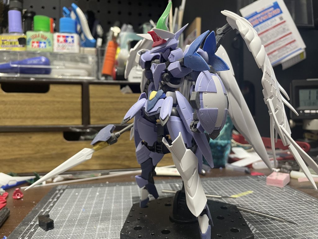 塗装前。その辺に転がってるパーツで急いで作ってます。考える時間も無く過去作と同じようなパーツ構成なところもあります。自立はしませんがスタイルバランスは良いのではないかと思います。