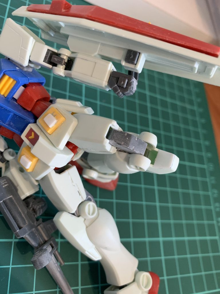 肉抜き部分にプラ板はりつけ、スカート部分にも厚めのプラ板貼り付けました。