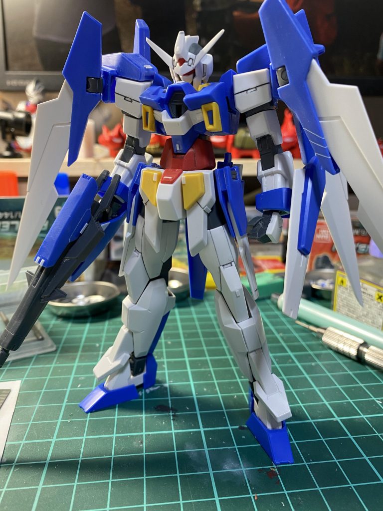 自分の性格上、改造しすぎると途中で他キットに浮気するので程々にディテールUP。肩はMGのAGE−2を参考に凹モールド追加。