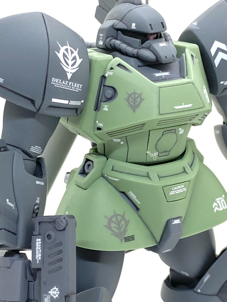 ゲルググマリーネは20年以上前に出たキットですが合わせ目が多いのとモールドが甘い以外は悪くないので作る事をお勧めします。