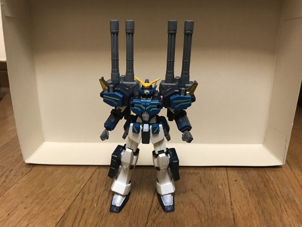 ダブルビームガトリング貫通力と連射性を併せ持つビームを連射でき、その威力はナノラミネートアーマーすらも容易く貫通するほど。耐久性と強度も極めて高く、鈍器としても使用でき、これによる連撃を生かせば、PS装甲すらも粉砕できる。不使用時には、バックパックにマウント可能。