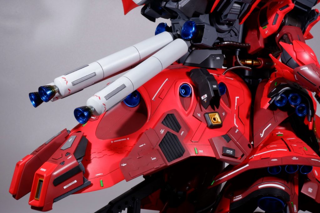 アップ画像④腰部バインダーは面が大きくてディテールアップするのが大変でした。サザビーのパーツを活用して施しました。