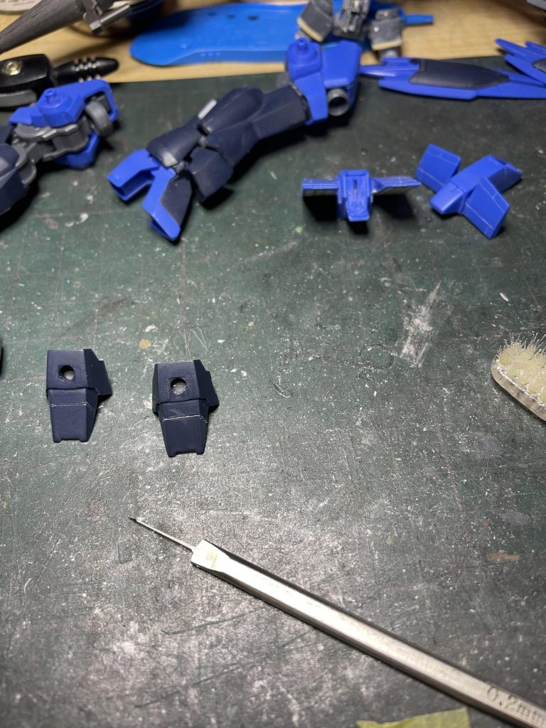 スジボリの様子。初のBMCタガネを使用しました。従来の物よりしっかり彫る事が出来ます。なぞる回数も少なく作業効率が上がりそうです。まだ慣れてないので使いこなしてません。この時に肉抜き箇所にレジン、パテを使って埋めて成形する作業も同時でやってました。