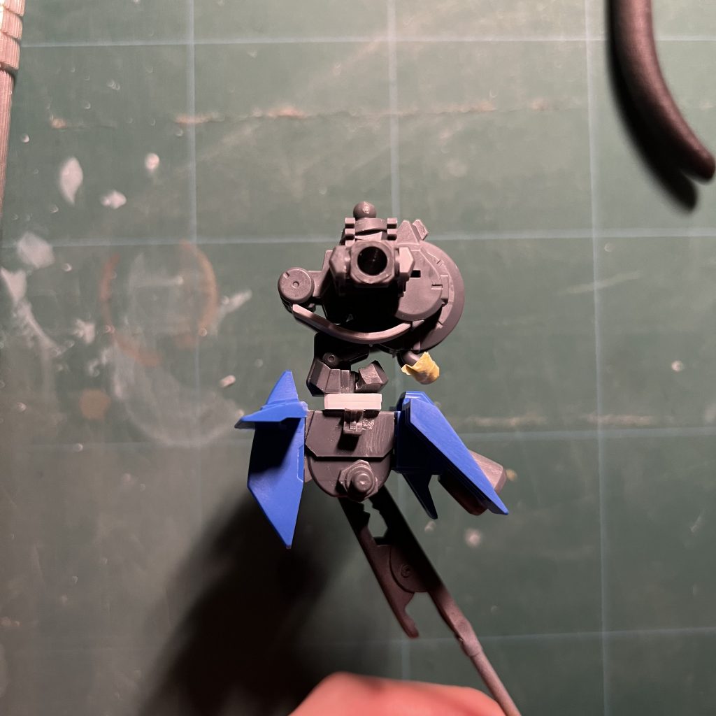 腰の延長部分。腹部に付いていたサイドアーマー基部は、切り離して腰のパーツに接着し、胴体の回転ができるように加工しました。