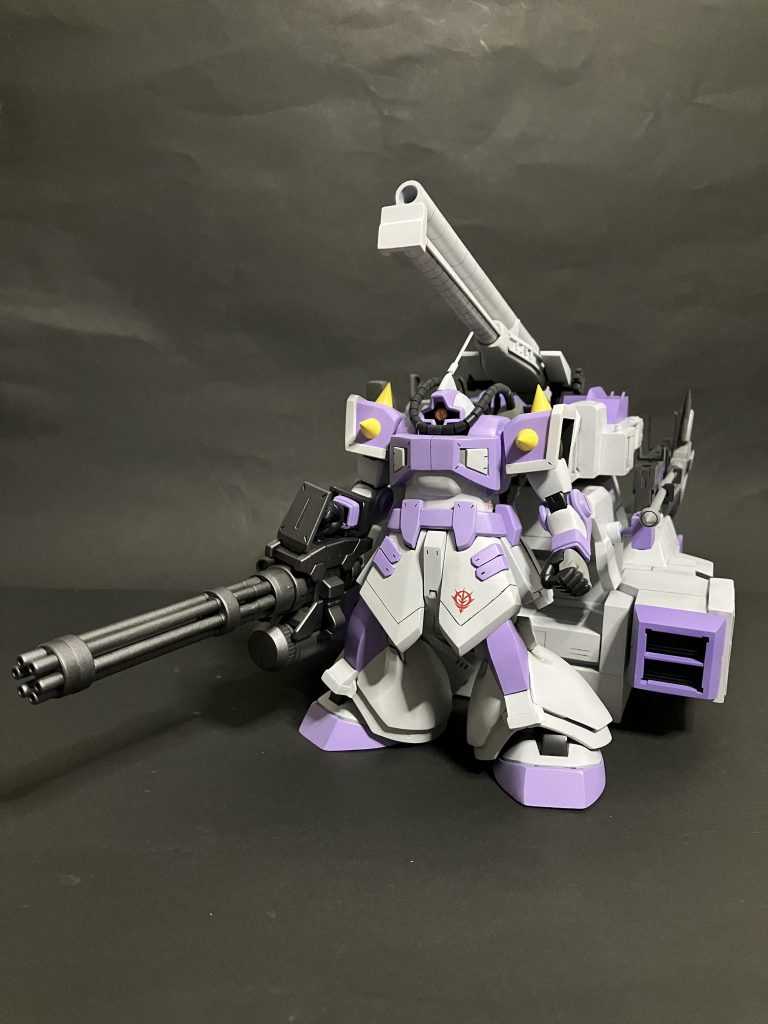 設定通り、ガトリング砲は片腕だけでも持たせるように手首のところにアタッチメントを設けて、そこに腕を通してグリップを握って持たせてます