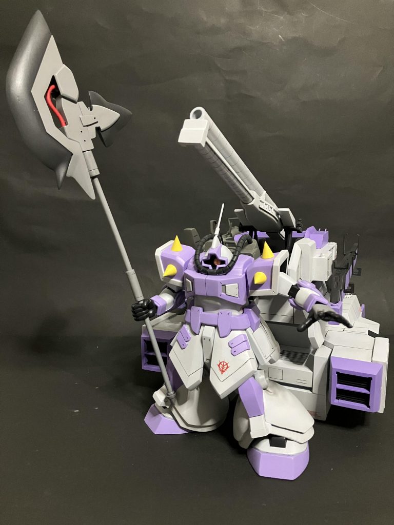 ヒート・ハルバードなんとか持つ事が出来ます手だけでは重すぎで負けますが、足に引っ掛けて片手で持っているように見せてます💦