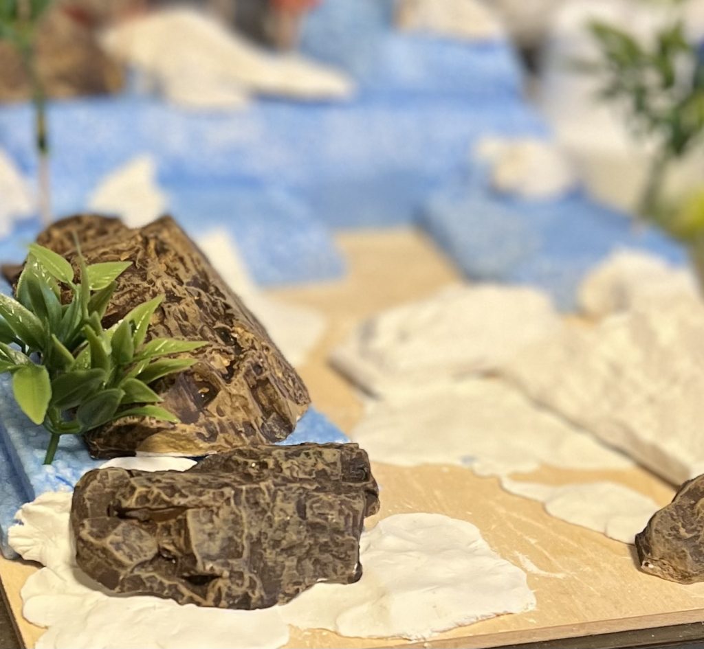 木の板と発泡スチロール、粘土で作りました