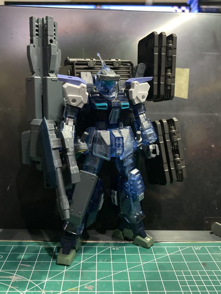 最終的に攻撃もできる方がという理由でガトリングを追加してバランスを取って片方にのみシールドを装備して今の形に