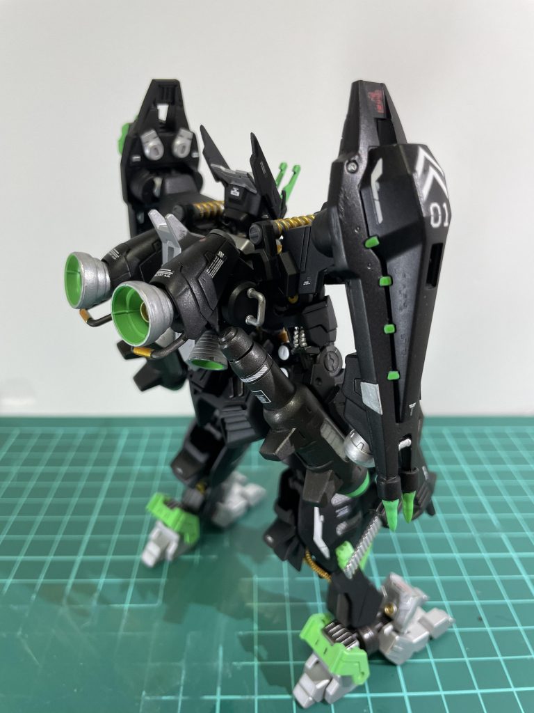 バックパックがお気に入り。ビルダーズパーツが優秀。すんごい個人的な意見ですが、大体羽根つければカッコよくなるじゃないですか。今回僕の中で羽根禁止ルールがあったのでこのバックパックは上手くできたと思います。