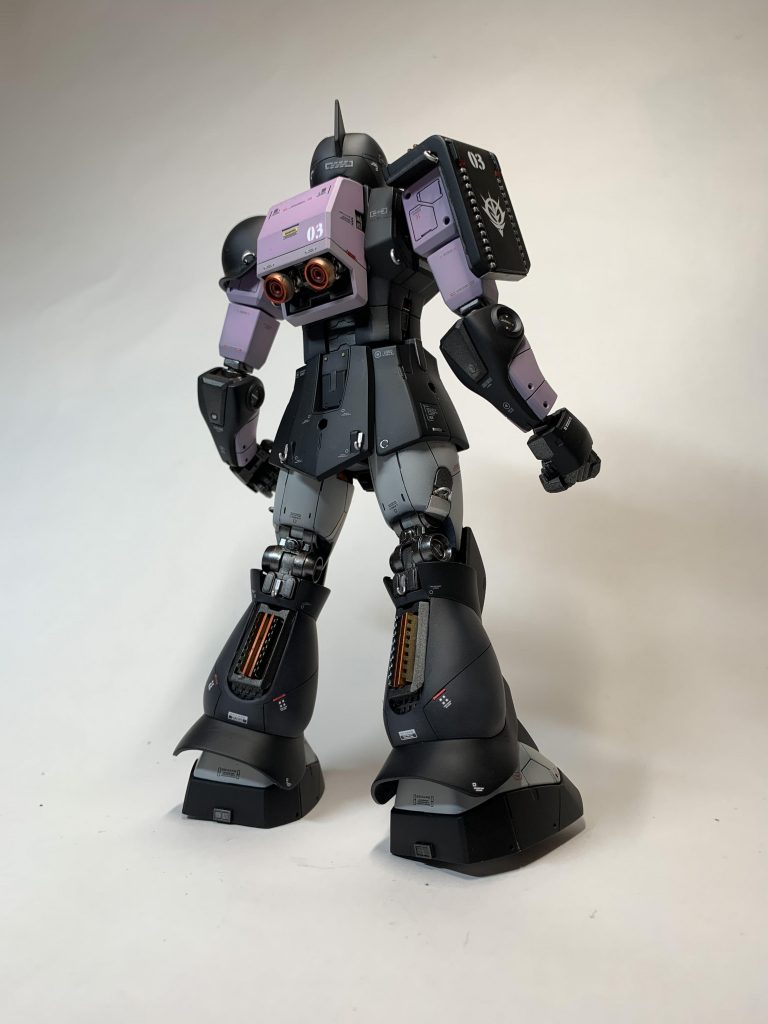 ふくらはぎ部分は、放熱フィンをプラバン工作。太ももや背中などのフックは、搬送時の機体固定用のイメージ。任意使用の付属パーツですが、いい感じになりました。