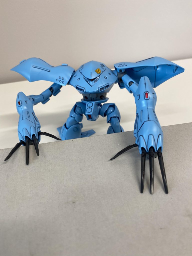 腕を使って段差を登ろうとする姿腕の関節はかなり自由に動くので、こうしたポーズもとれます。自由自在に腕が動くので、いろいろなポーズができます!