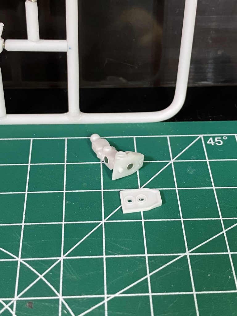 ガンプラくん本体にもネオジム磁石を貼ります。頭やボディは装甲裏に貼り付けられましたが、手足は細かすぎるため、目立たない部分に穴を開けて埋め込みました。