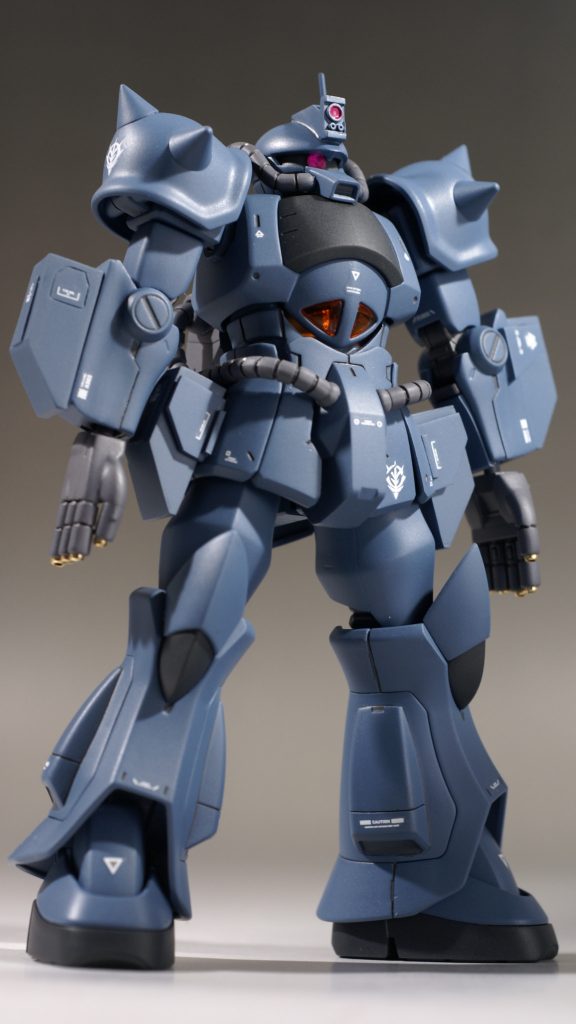 改修内容は次の通りです。・モノアイをラインストーンで再現。・頭部の形状をプラ板で成形。・頭部アンテナは真鍮線で再現。・腕部形状をエポパテで成形。・弾倉をプラ板で作製。・弾倉はネオジムによる取り付け。・腕部同様、腰部にも弾倉を。・フィンガーバルカンの銃口にメタルパーツを取り付け。・エッジ出し。・モールドの掘り直し。