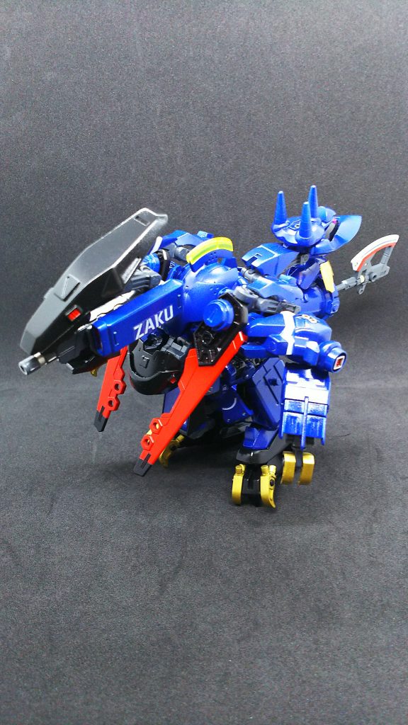 第三形態、ザクザウラー。「メガ粒子法発射！」恐竜形態です！某機械生命体とは一切関係ありません。シールドライフルの上下のカバーを開く事で頭部に変形する仕掛けです。