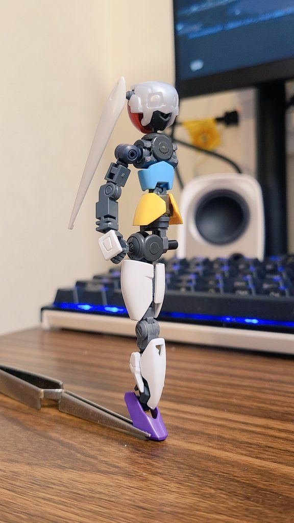 以下、試作バージョン。似たような改造に興味持った人がいたら、参考になればと思います。HGのF91よりひと回り小さい感じです。このサイズ辺りからパーツ選定に苦労します。主に関節。手足の試作を5種類ほど作ってはボツを繰り返した結果、クソお金かかりました。。。