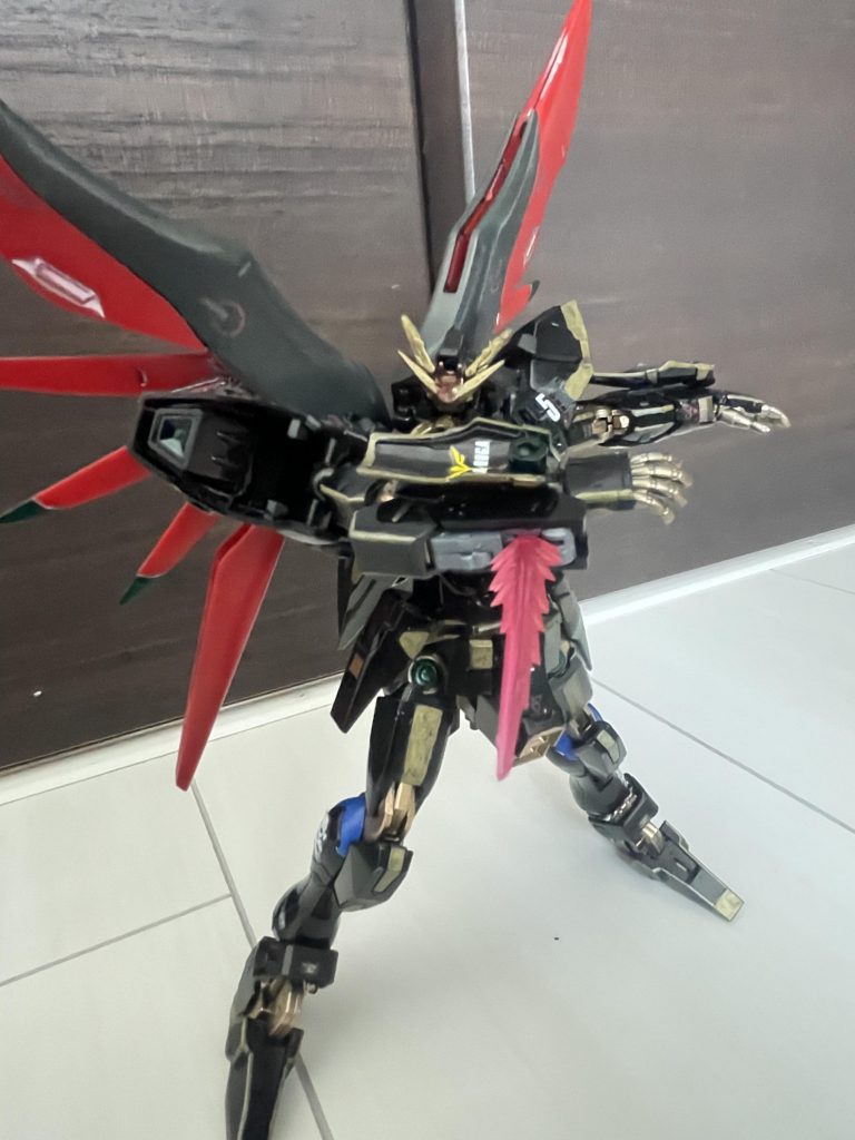 サイコミュビームトンファー迦楼羅唯一の格闘用武器左右両手に装備されているサイコミュ兵装なので飛ばして切り刻むことが可能