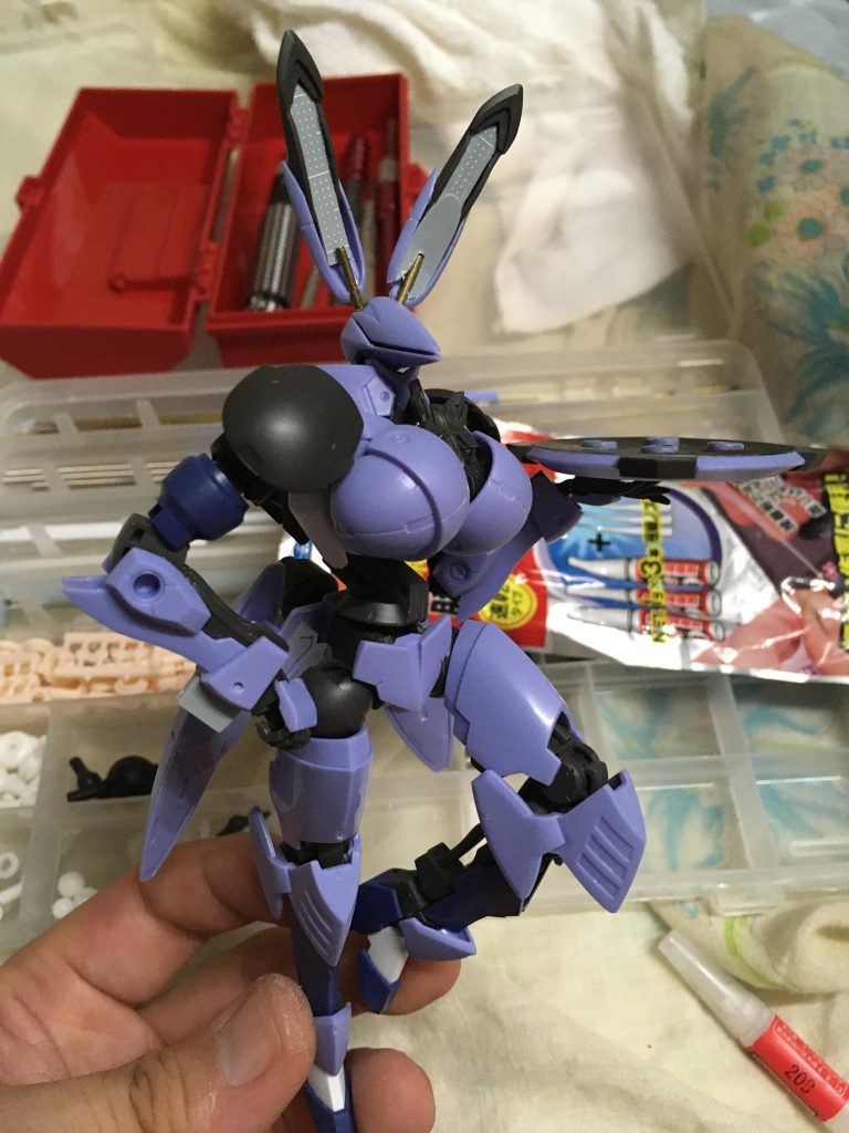 ウサ耳ヘッドはそのまま使おうかと思ってたんですが、スカート工作中に丁度良いパーツが出たので計画変更。シールドは基部パーツをプラ板で蓋して平手とネオジム接続にしています。あと蛇足ですが胸部装甲はボールジョイント接続で可動（それ要る？）。