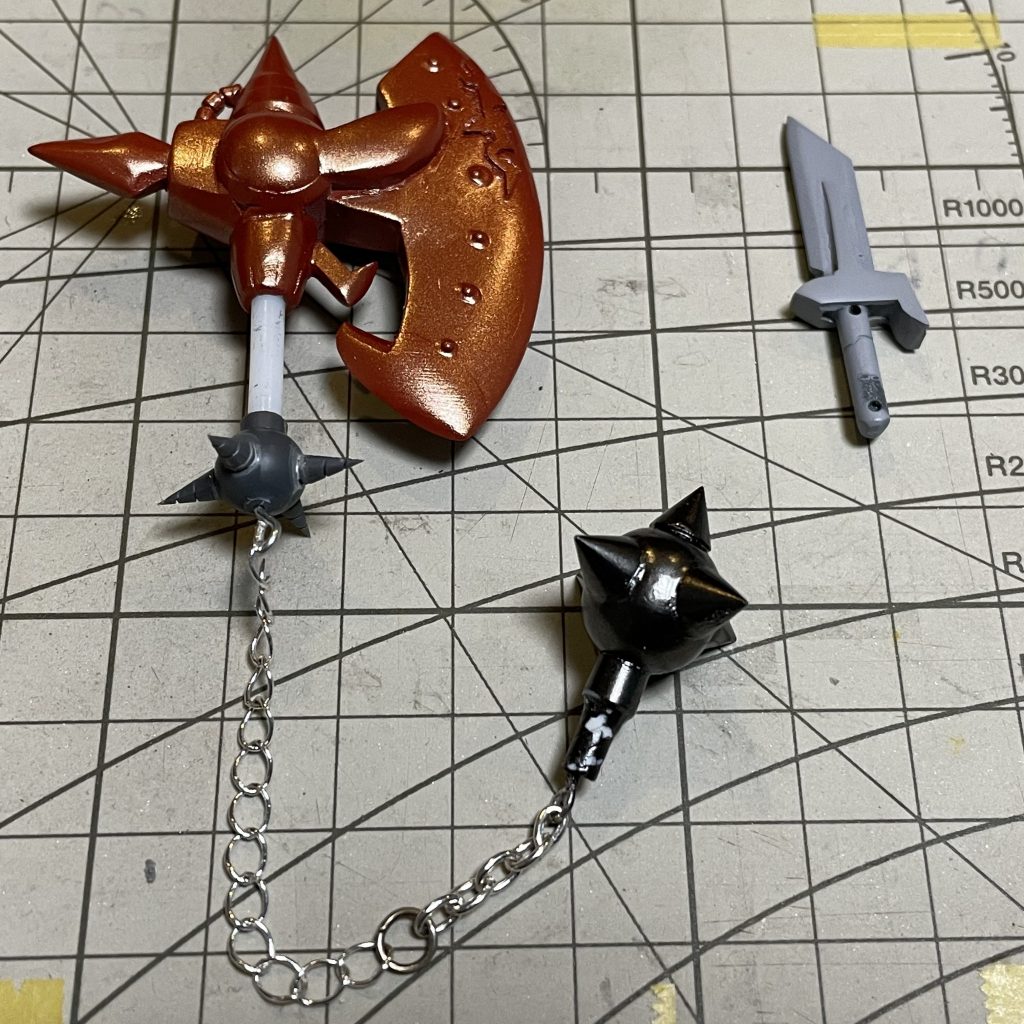 武器制作中。プラ棒にプラボールとドリルを組み合わせました。