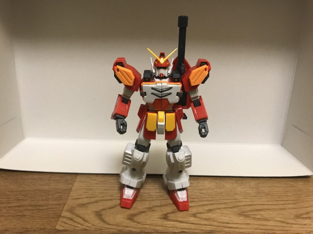 機体名:ガンダムヘビーアームズ全高:16.7m重量:7.7t赤系統を基調としたカラーリングと、装備された多彩な重火器が特徴。