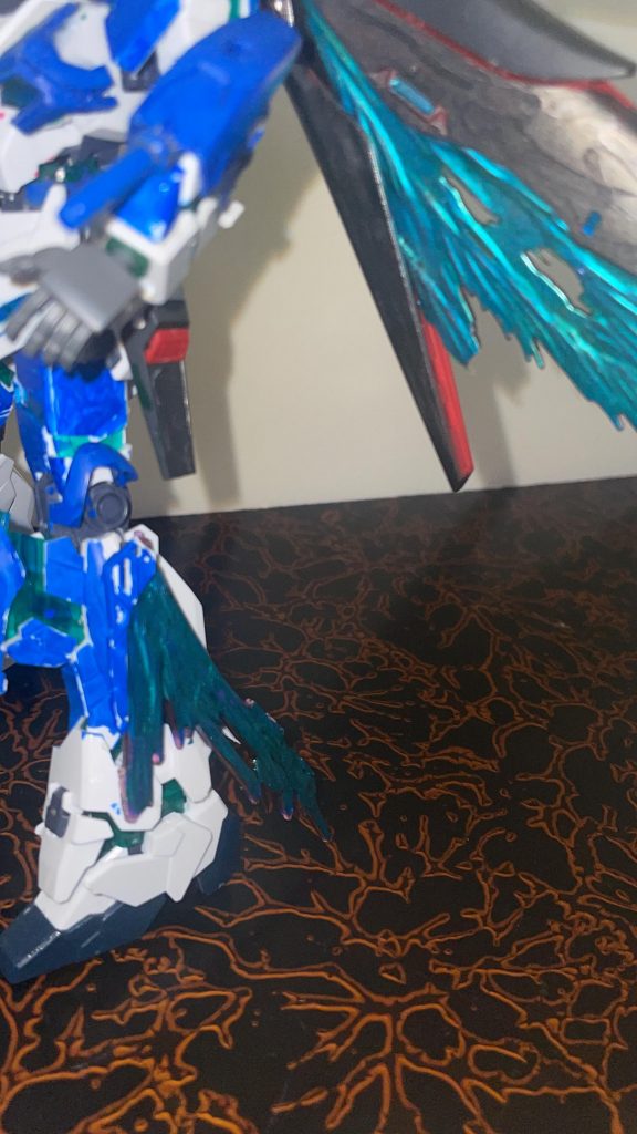 脚部分の羽。機体の安定性を考慮し組まれた。攻撃用としても使用される。