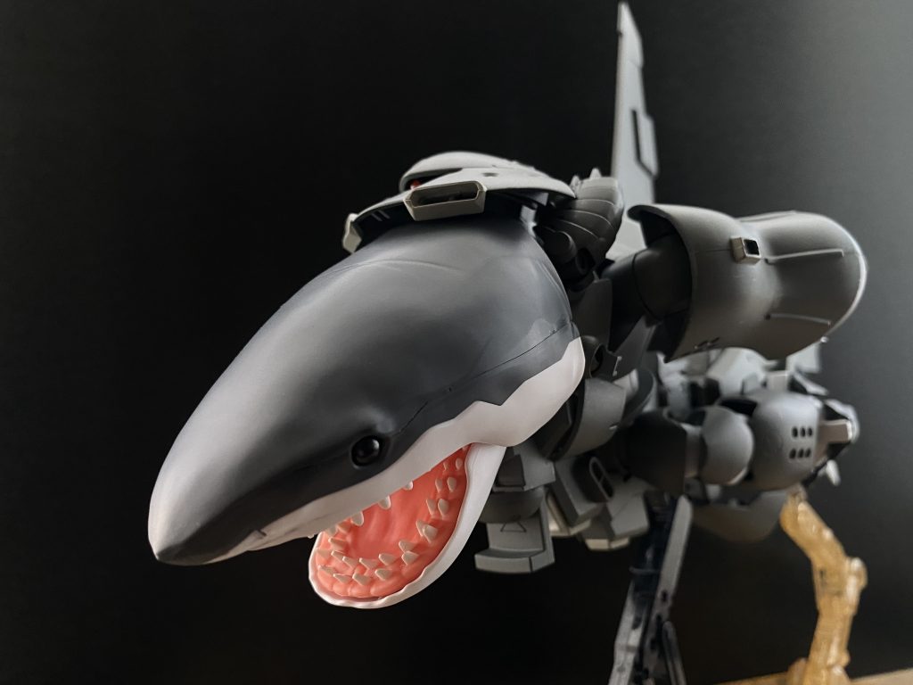 　最初、「サメ」部分にモールド掘って、メカザメにするつもりだったのだが、このサメプラモ、余りの出来の良さに、素組みで使用している。