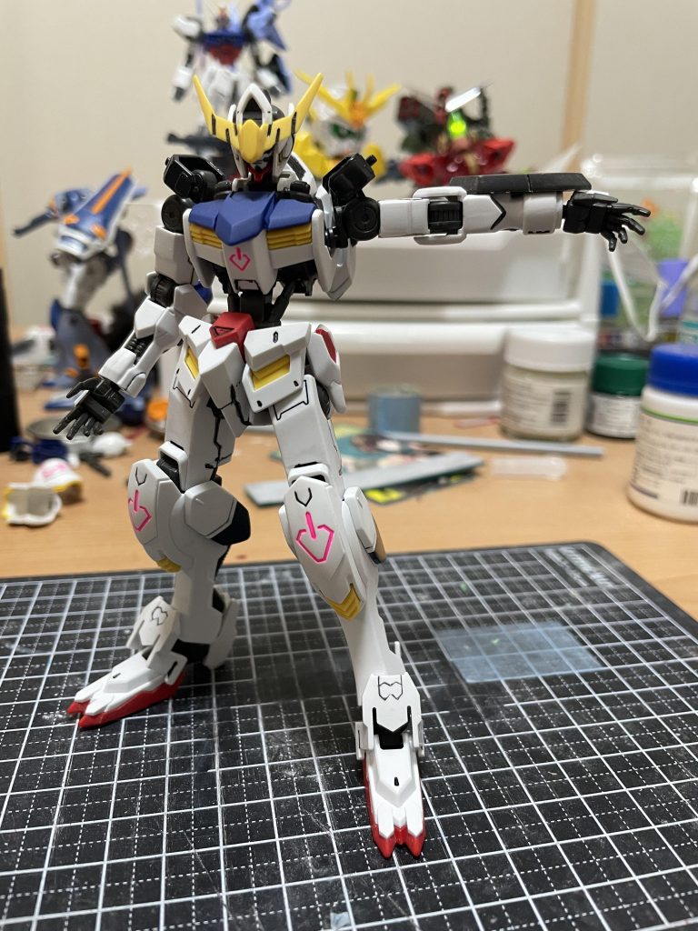 平手はオルフェンズのオプション7のヴィタールの平手をそのまま手甲を無改造で利用できたので使ってみました。いいパーツを見つけました。(笑)