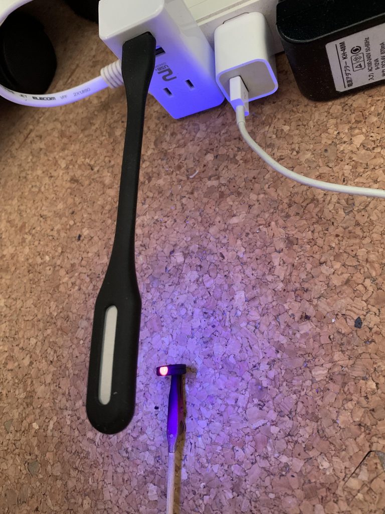 モノアイは蛍光カラーにUVレジンで作り、ブラックライトで『ぐぽ〜ん!』な仕様に。セリアのライトに、セリアのレジン・・・ありがたや〜w