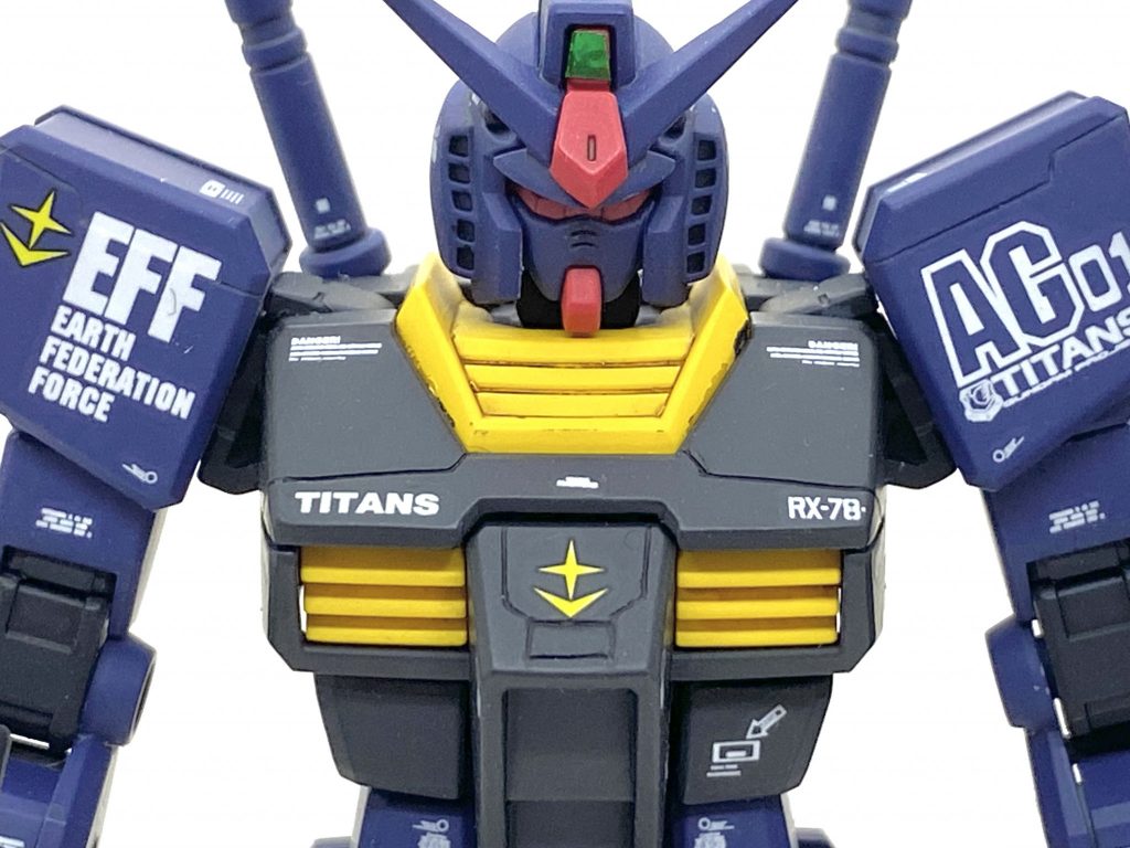 デカールはガンダムデカールのRGガンダムマークⅡ用、MGクロスボーンX0、HGユニコーンガンダム用など様々なデカールを随所に貼り、ティターンズ仕様のガンダムがガンダムフィックスで出たら・・・をイメージしています。肩や膝、シールドのアルファベットのAGはアーガマではなく、0083の最後に僅かに出ましたアレキサンドリア級のアル・ギザ(Al-Gizeh)所属の機体にし設定に外れない様にしています。