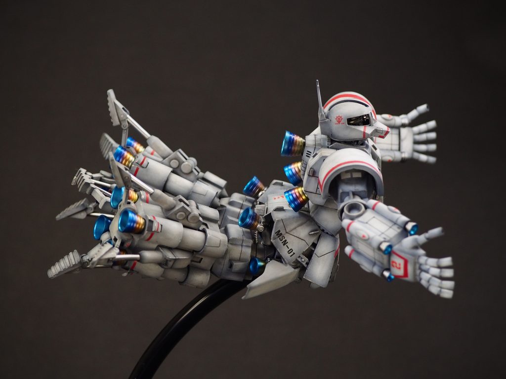 下肢は8mmのプラパイプを入れて4cm程延長。 足の付け根には、HG HWSの脹脛パーツのバーニアを流用しています。