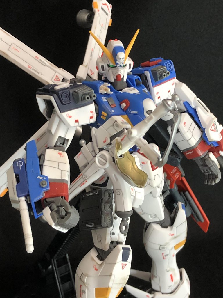 右からのアングル。現地改修でとにかく武装や弾薬を詰め込んで戦場に向かうイメージです。