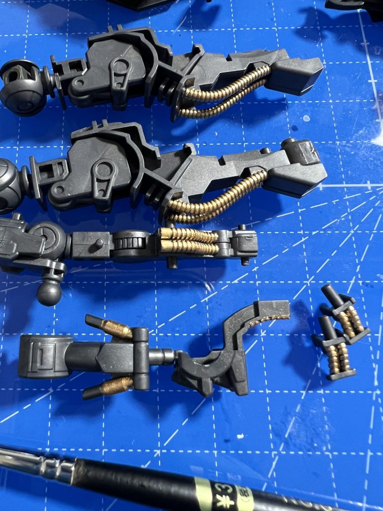 細かいところは筆で塗装