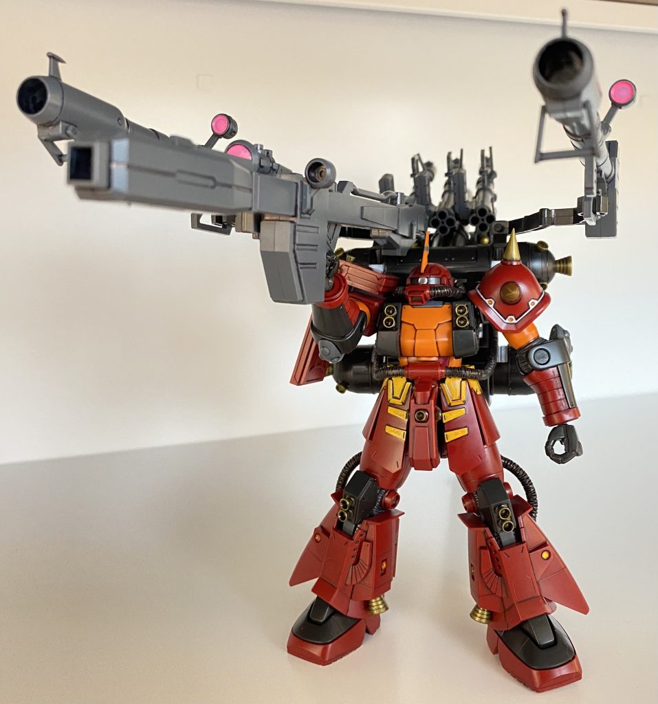 正面の武装には付属のジャイアント・バズーカに加えて、ドムから拝借したビーム・バズーカを装備し、劇中のサイコザクにしています!全ての銃口が向けられれば、間違いなく敵機を撃破します!まさにフルアーマー形態と言える姿です!