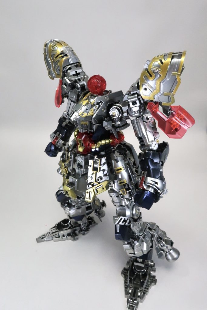 フレームは外装越しにも綺麗に見えるようにプレミアムミラークロームで全塗装。