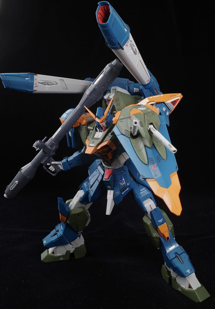 シールドに付いている二連装砲は左右独立して可動できるよう改造。