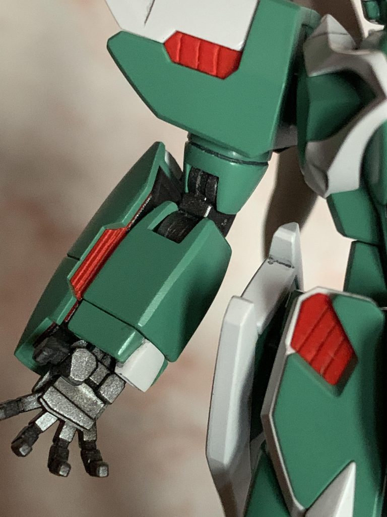 二の腕パーツの形状を樽状に変更。袖口にもパーツを追加…劇中では謎部位ですが、ココもファントムライトの出力部かも?