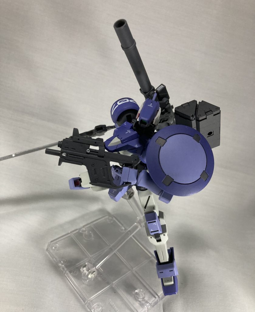 肩のシールドは元ネタを提供してくださった方のアカウントの要素をどこかに入れたいと思っていたら、クラゲの要素があったのでそれをイメージしてミキシング前からついていた丸いシールドをそのまま使っています。ここからワイヤーとか伸びる脳内設定