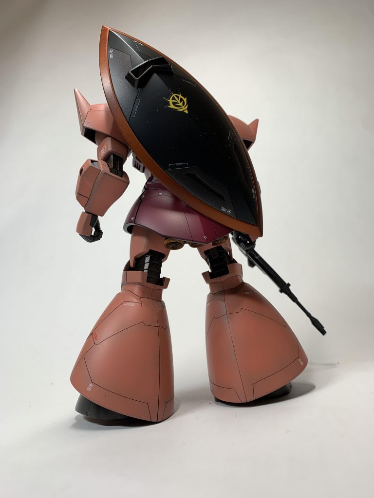 全身スジボリにてうるさくならない範囲でディテールアップ。背負っているシールドは昆虫のゲンゴロウにしか見えないですね💦