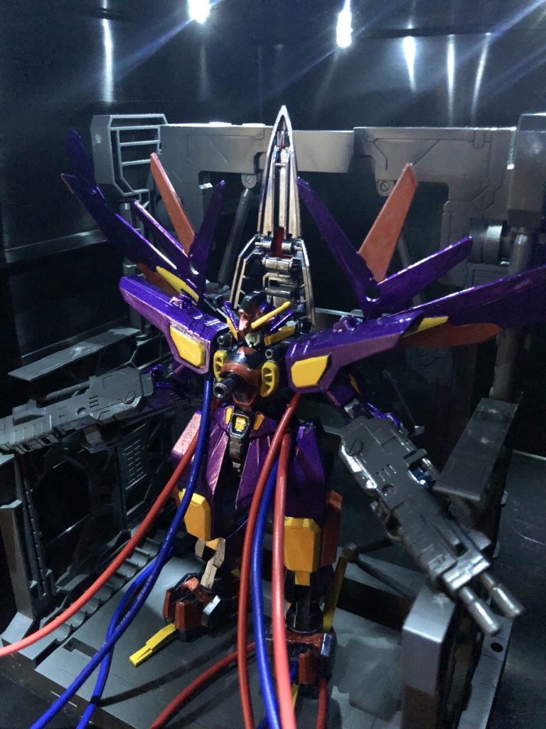 アドュカーフ・メカノインダストリー社が開発した同社開発「GFAS-X1/デストロイ」に次ぐ2番目のガンダム。機体開発にはモビルスーツでありながら同社のモビルアーマー開発で蓄積した非人型機のノウハウが存分に活用されており、CE世界では珍しく脚部に相当する部分には逆関節機構を採用。その人型離れした外見は技術者パイロット問わず見た者の視線を釘付けにする。