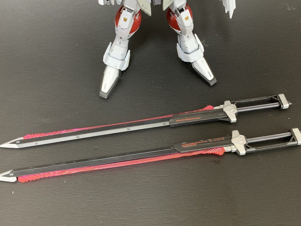 ソードの色があまり好きな色ではなかったので、黒をベースに塗ってます。